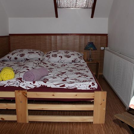 Penzion Bulhary S Vinnym Sklepem Buitenkant foto