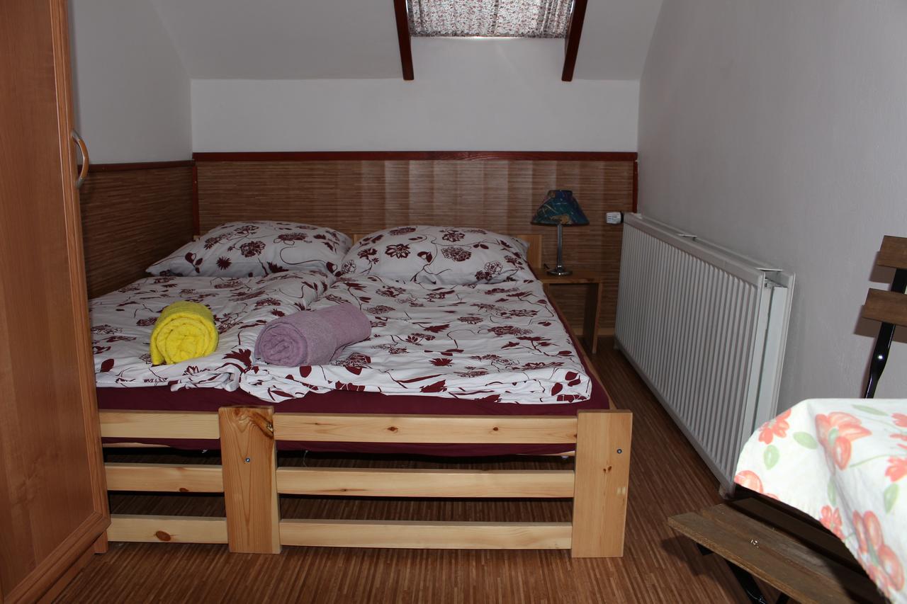Penzion Bulhary S Vinnym Sklepem Buitenkant foto