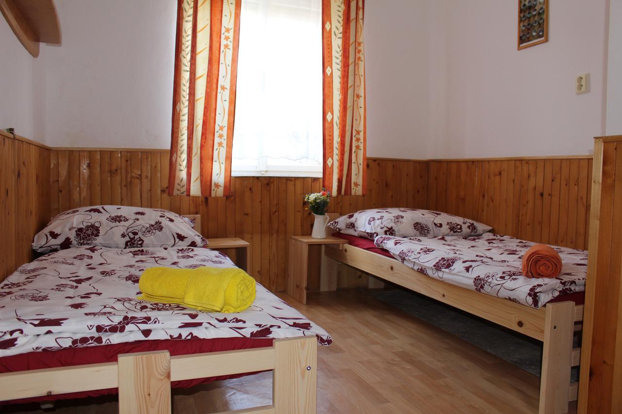 Penzion Bulhary S Vinnym Sklepem Buitenkant foto