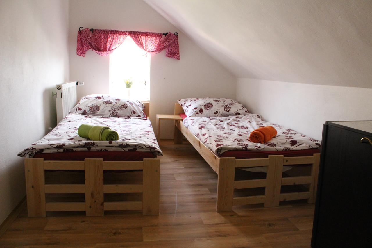 Penzion Bulhary S Vinnym Sklepem Buitenkant foto