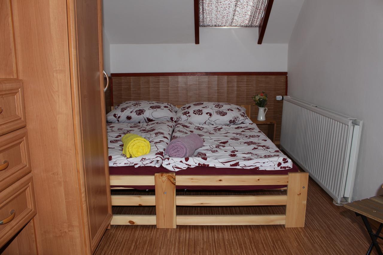 Penzion Bulhary S Vinnym Sklepem Buitenkant foto