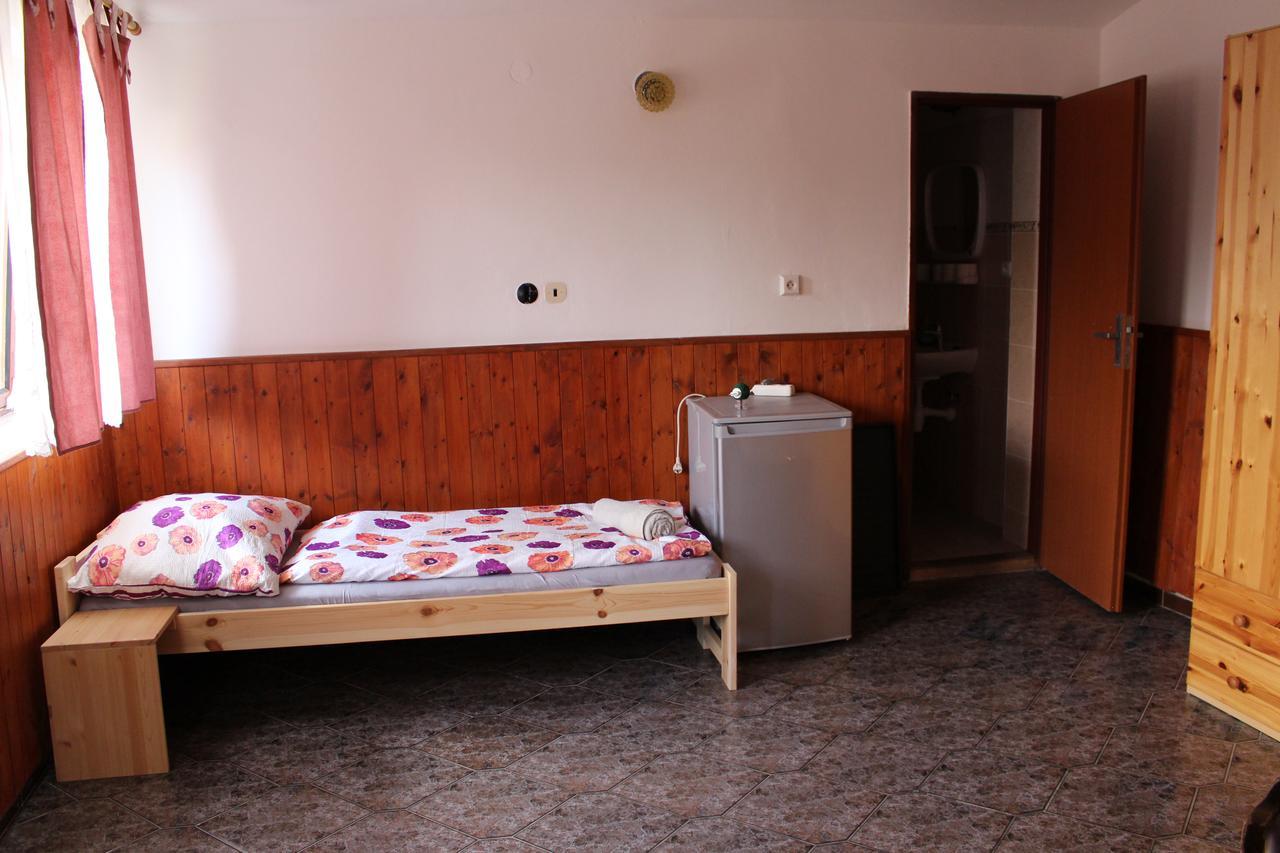 Penzion Bulhary S Vinnym Sklepem Buitenkant foto