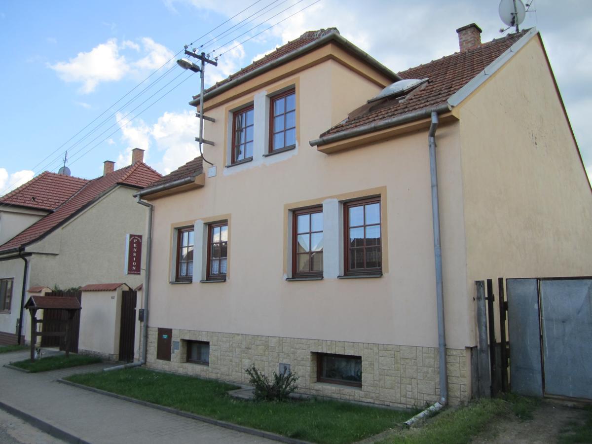 Penzion Bulhary S Vinnym Sklepem Buitenkant foto