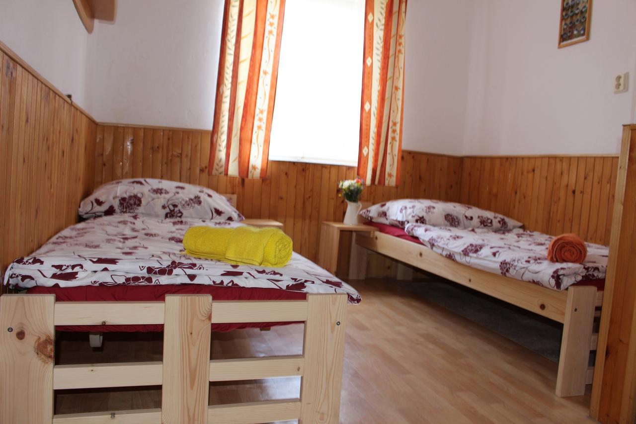Penzion Bulhary S Vinnym Sklepem Buitenkant foto