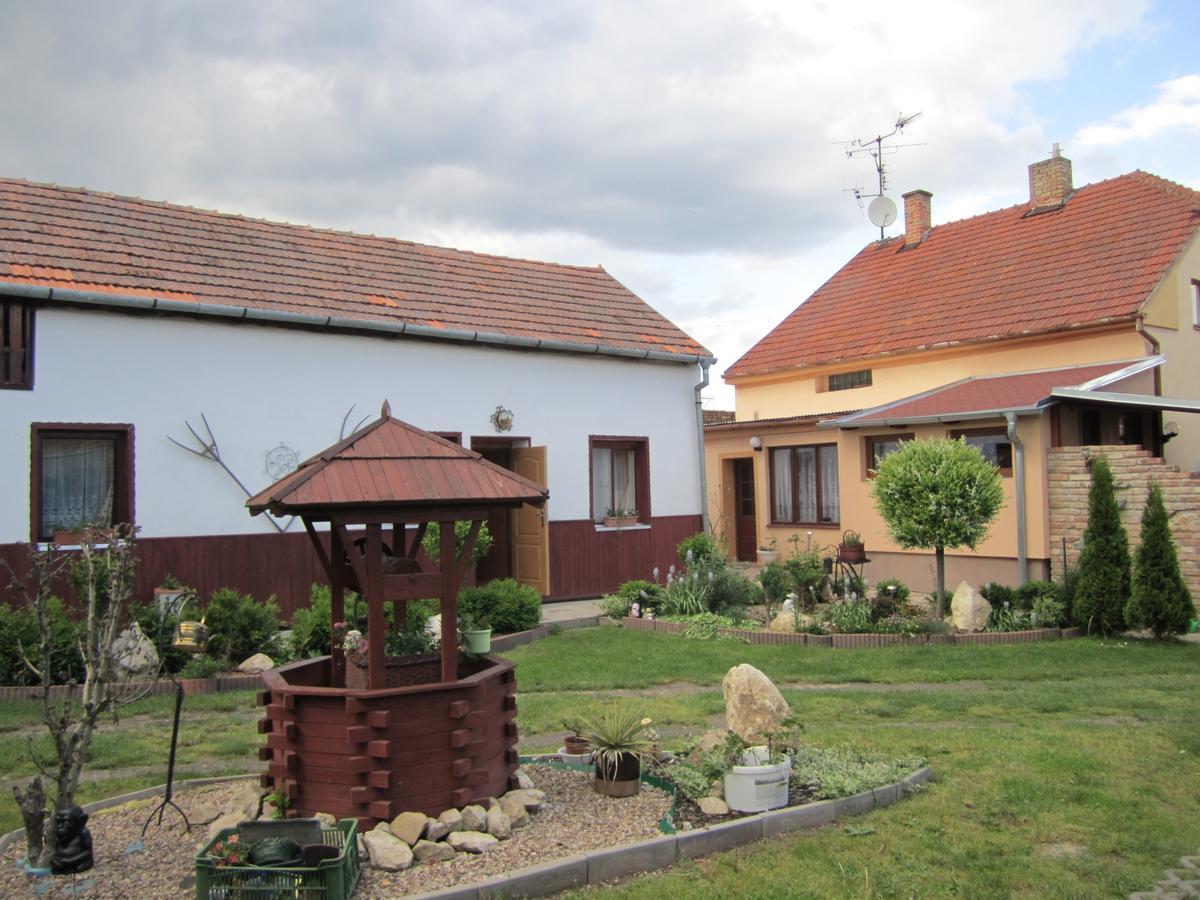 Penzion Bulhary S Vinnym Sklepem Buitenkant foto